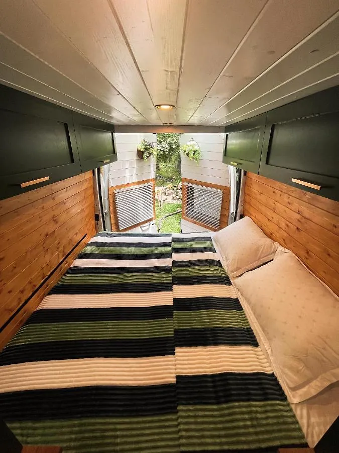 キャンプ場 Advanture - Tbilisi Camper Van Rental